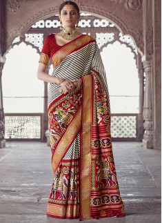 Patola Print Decent Look Saree With Contrast Blouse Piece