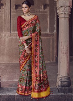 Patola Print Decent Look Saree With Contrast Blouse Piece