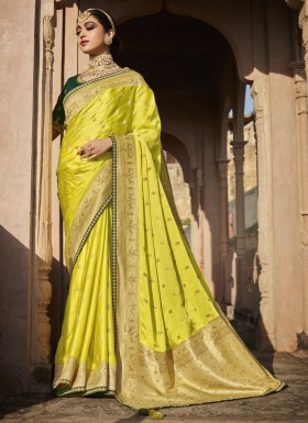 Stunning Weaving Saree With Contrast Work Blouse Piece